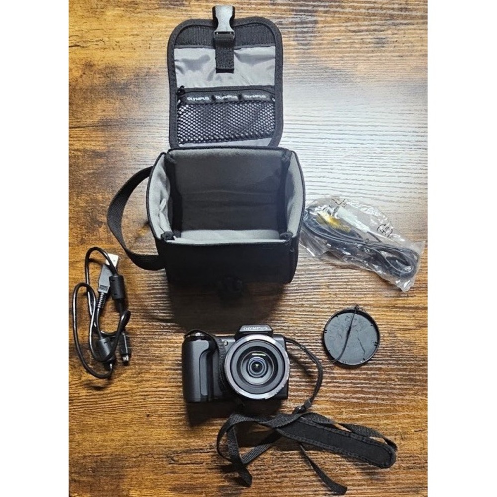 Olympus Digital Camera SP-610UZ 14Megapixel HD 3D 22x Wide Optical Zoom Full Set